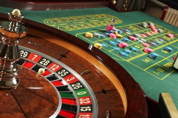 American Roulette wheel and betting layout on punktoto live-dealer table