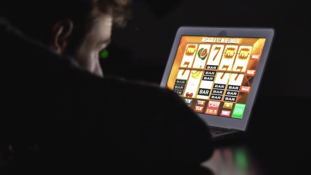 Live dealer at American Roulette table on punktoto
